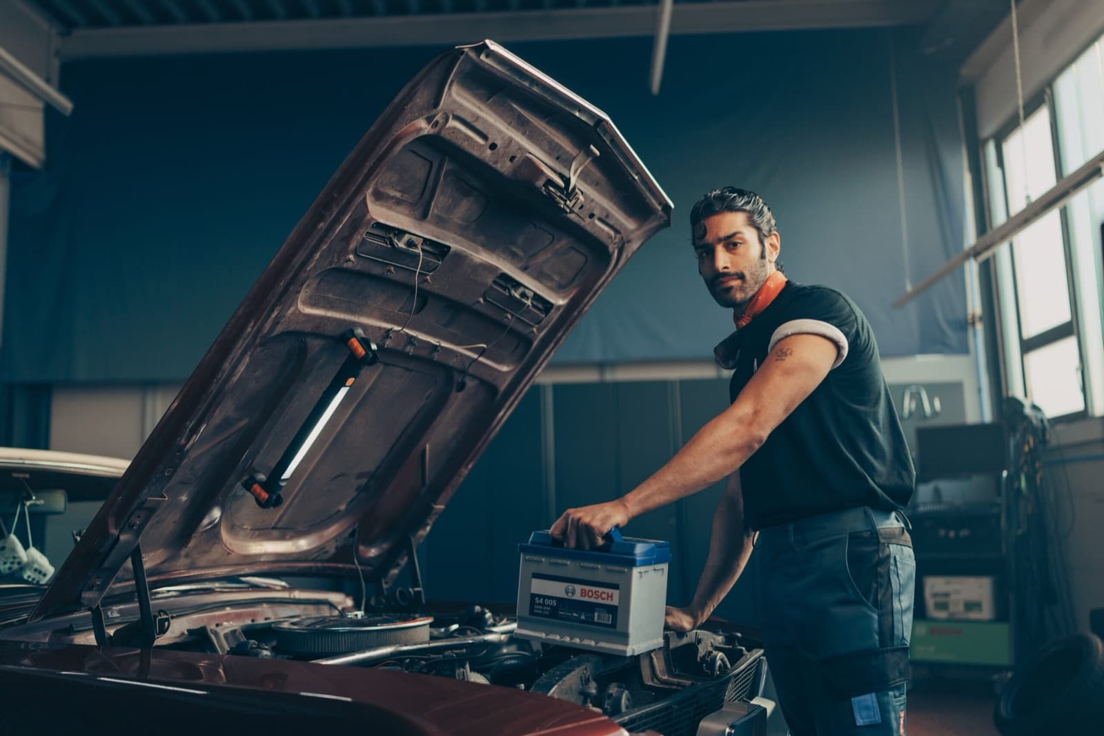 Bosch technician carrying out a vehicle inspection